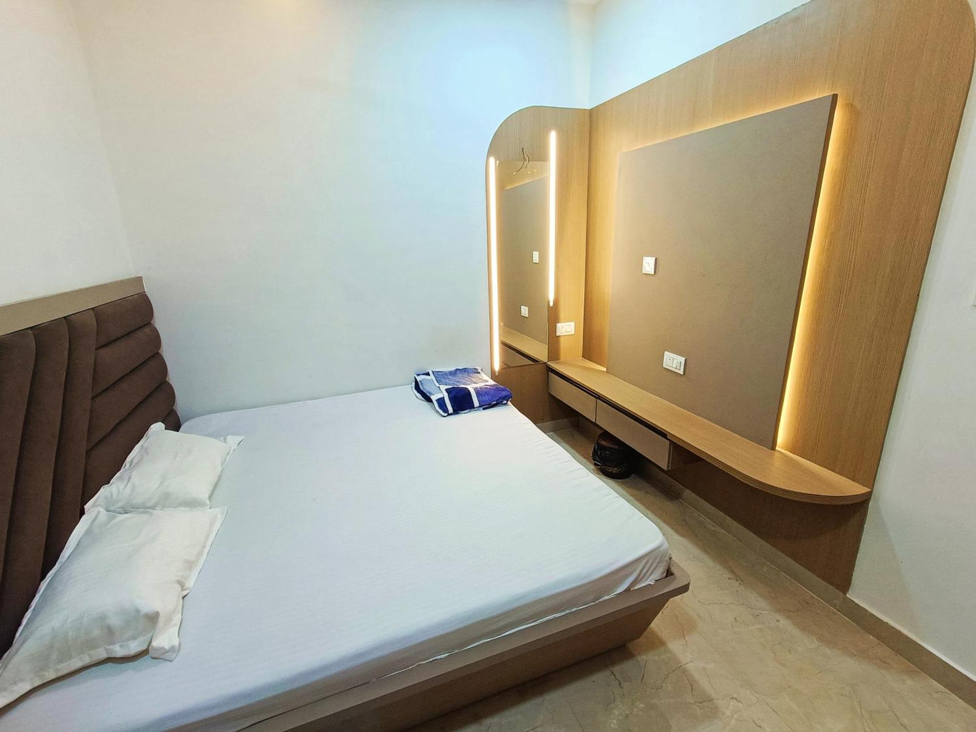 Shri Radha Rani Kripa Dham Hotel Mathura Buitenkant foto