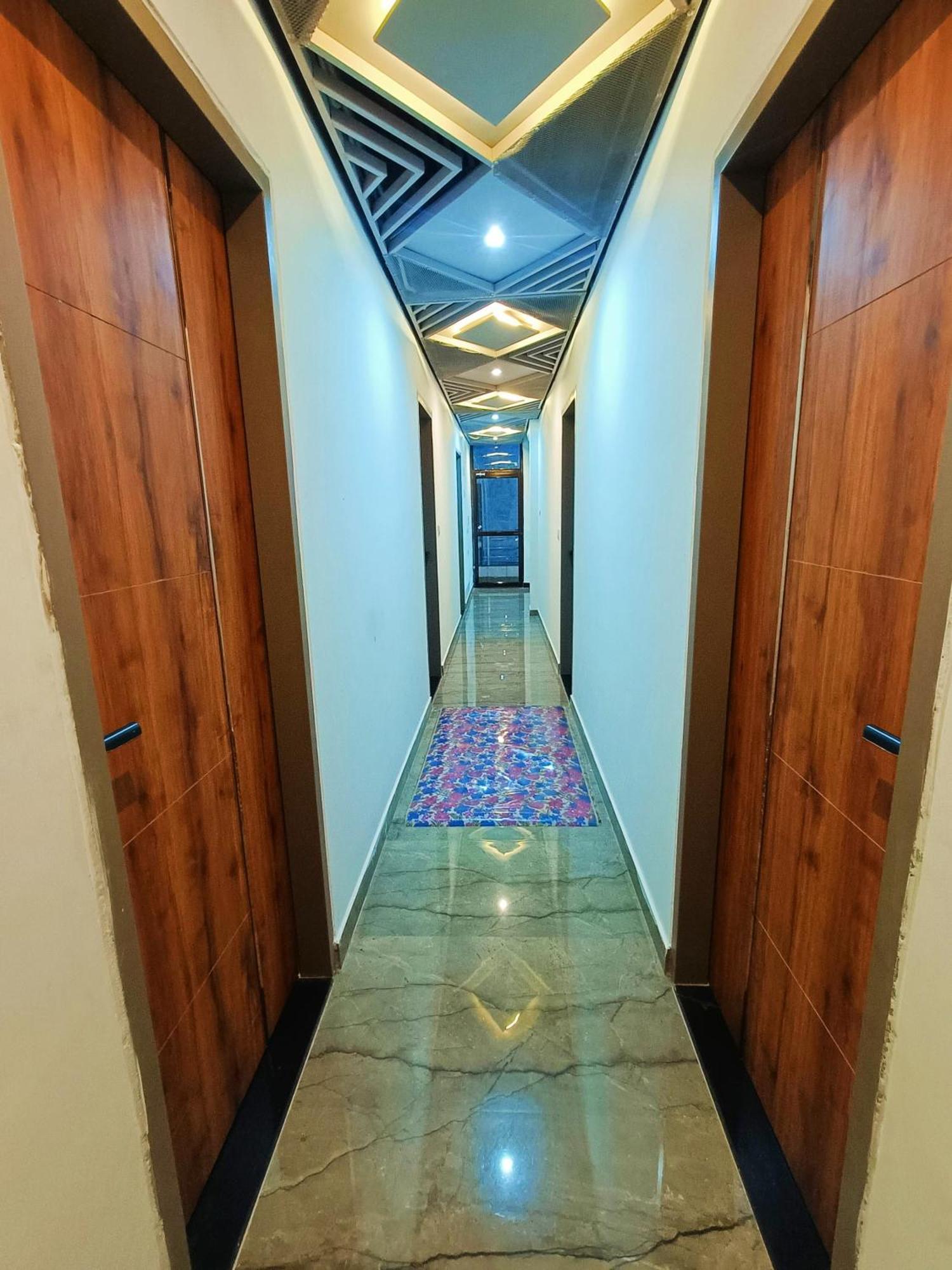 Shri Radha Rani Kripa Dham Hotel Mathura Buitenkant foto